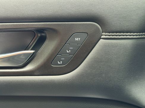 Used 2024 Nissan Pathfinder Platinum FWD image 18