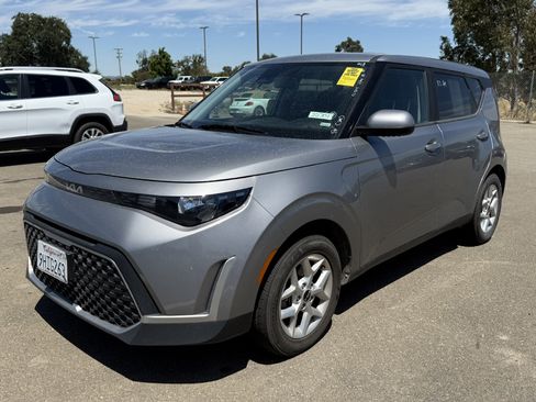 Used 2024 Kia Soul LX w/ Option Group 015 FWD image 3