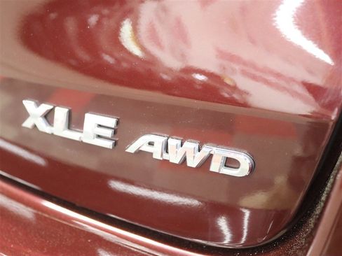 Used 2018 Toyota Highlander XLE AWD/4WD image 10