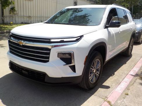 Used 2026 Chevrolet Traverse LT w/ Driver Confidence Package FWD image 9