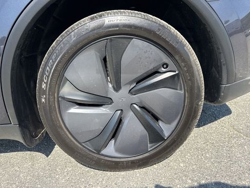 Used 2026 Tesla Model Y Long Range RWD image 33