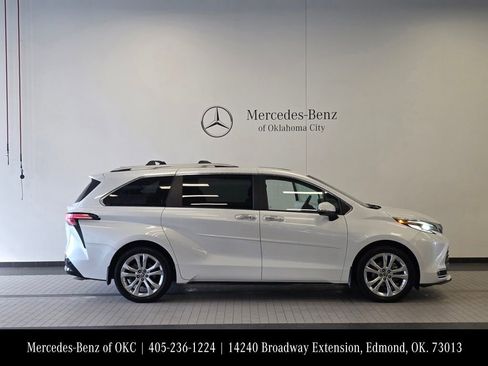 Used 2022 Toyota Sienna Platinum FWD image 4