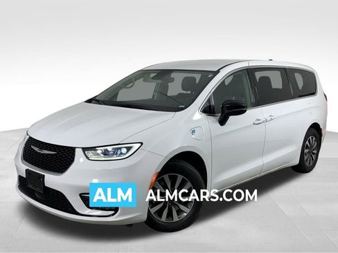 Used 2024 Chrysler Pacifica Select image 1