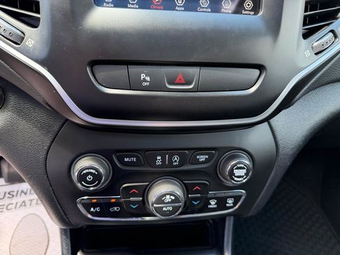 Used 2019 Jeep Cherokee Latitude Plus w/ Comfort/Convenience Group AWD/4WD image 16