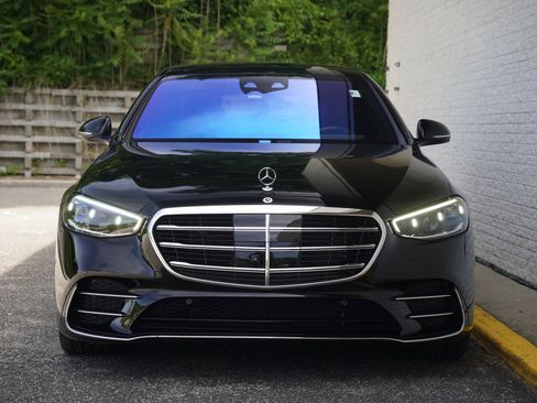 Used 2022 Mercedes-Benz S 500 4MATIC w/ AMG Line Package image 11