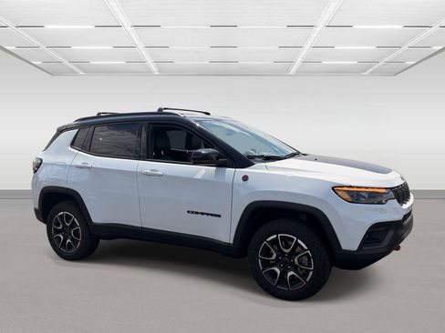 Used 2025 Jeep Compass Trailhawk w/ Trailhawk Elite Group AWD/4WD image 7