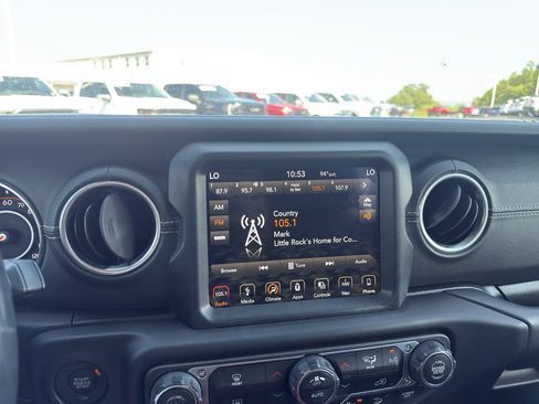 Used 2018 Jeep Wrangler Unlimited Sahara AWD/4WD image 16