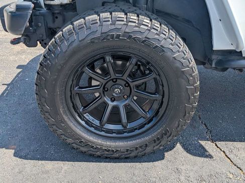 Used 2012 Jeep Wrangler Unlimited Sahara w/ Connectivity Group AWD/4WD image 9