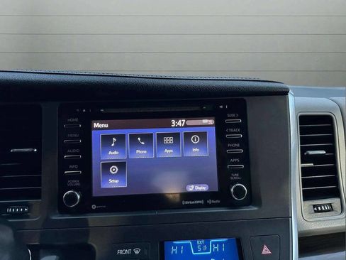 Used 2018 Toyota Sienna image 17