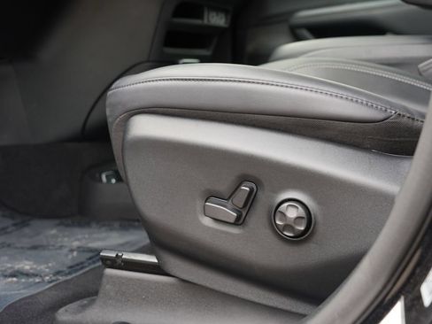 Used 2025 Chrysler Pacifica Select FWD image 15