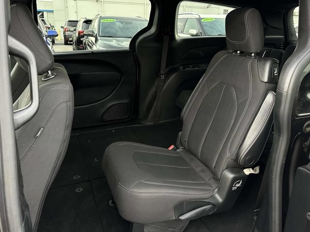 Used 2019 Chrysler Pacifica Touring Plus w/ S Appearance Package FWD image 17