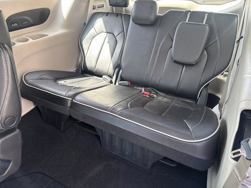 Used 2023 Chrysler Pacifica Limited w/ Uconnect Theater Family Group FWD image 22