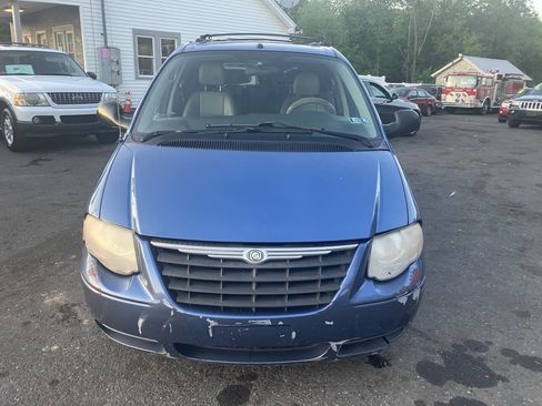 Used 2007 Chrysler Town & Country Touring FWD image 4