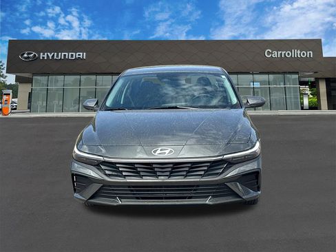 Used 2025 Hyundai Elantra SE image 2