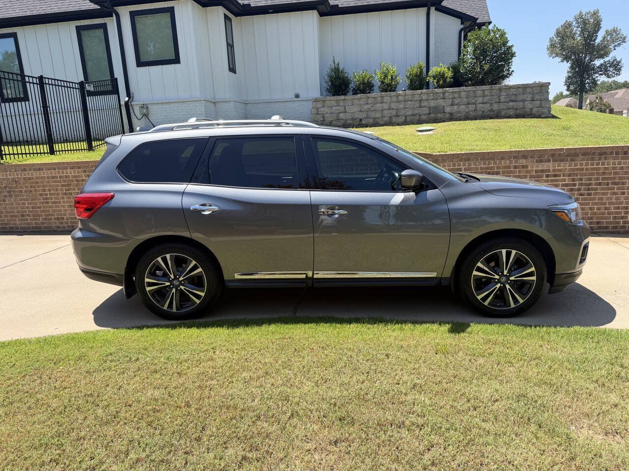 Used 2017 Nissan Pathfinder Platinum FWD image 1