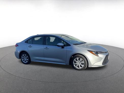 Used 2025 Toyota Corolla LE image 2