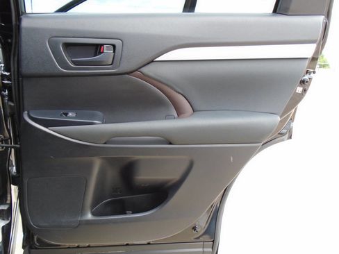 Used 2019 Toyota Highlander LE image 32