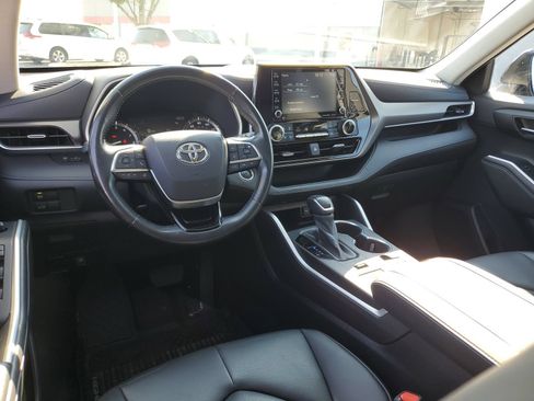 Used 2020 Toyota Highlander XLE AWD/4WD image 10