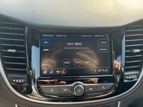 Used 2022 Chevrolet Trax LT w/ Midnight Edition FWD image 13