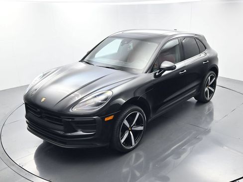Certified 2025 Porsche Macan AWD/4WD image 34
