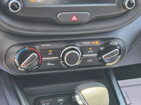 Used 2025 Kia Soul LX w/ LX Technology Package FWD image 31