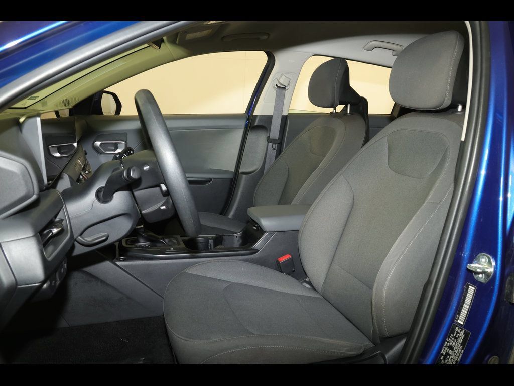 Used 2025 Kia K4 FWD image 12