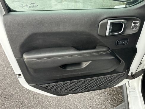 Used 2023 Jeep Gladiator Overland image 12