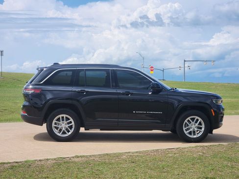Used 2025 Jeep Grand Cherokee Laredo X RWD image 7