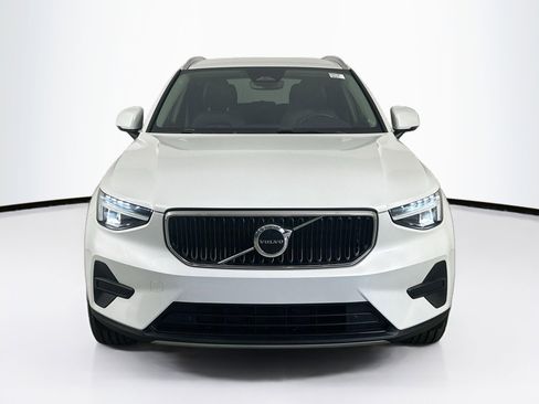Used 2023 Volvo XC40 B4 Core w/ Convenience Package image 2