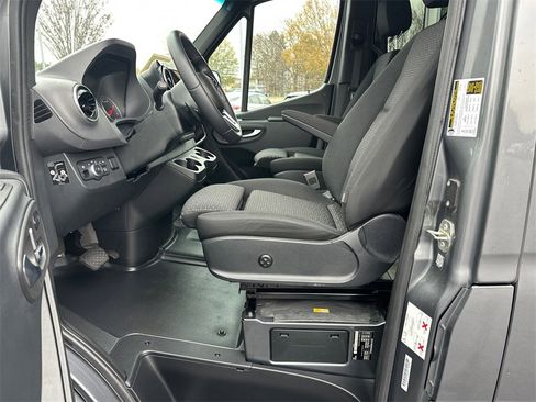 Used 2023 Mercedes-Benz Sprinter 2500 image 9
