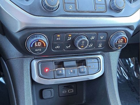 Used 2023 GMC Acadia SLT image 30