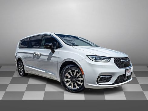Used 2024 Chrysler Pacifica Limited FWD image 1
