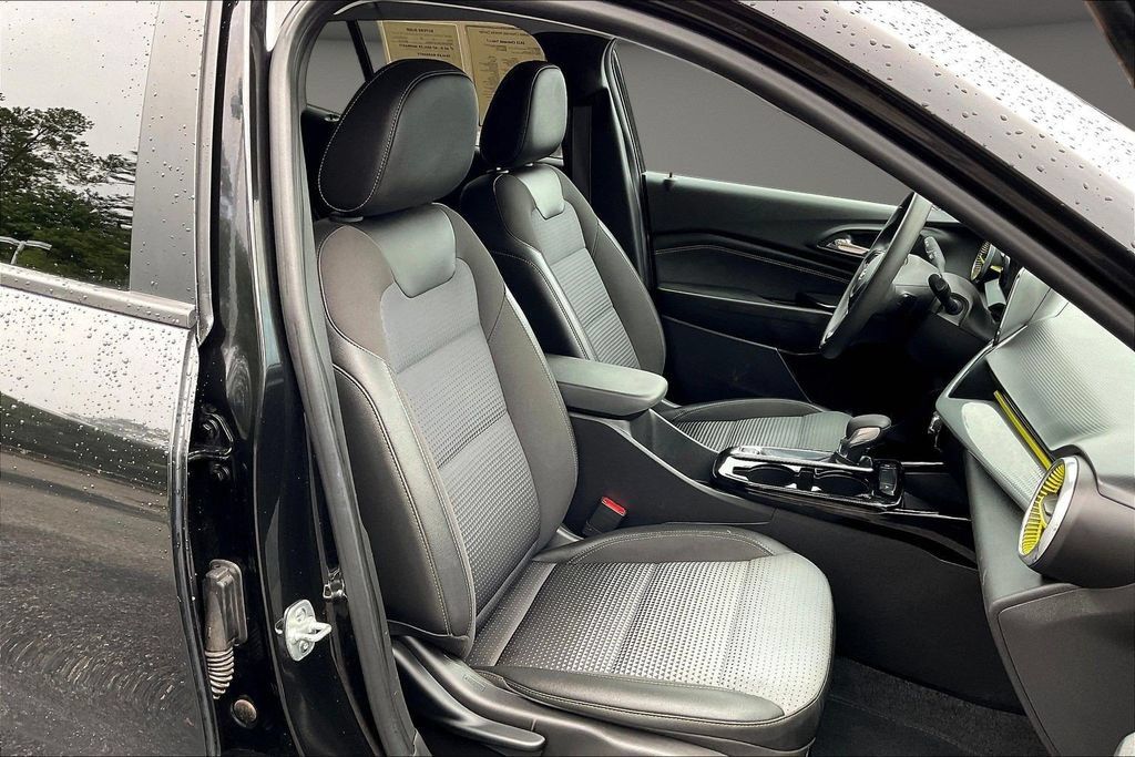 Used 2025 Chevrolet Trax LT FWD image 32