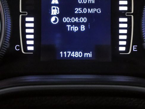 Used 2019 Jeep Cherokee Latitude Plus w/ Comfort/Convenience Group FWD image 22