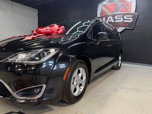 Used 2017 Chrysler Pacifica Touring-L Plus w/ Advanced Safetytec Group FWD image 4