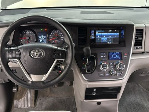 Used 2016 Toyota Sienna LE image 9