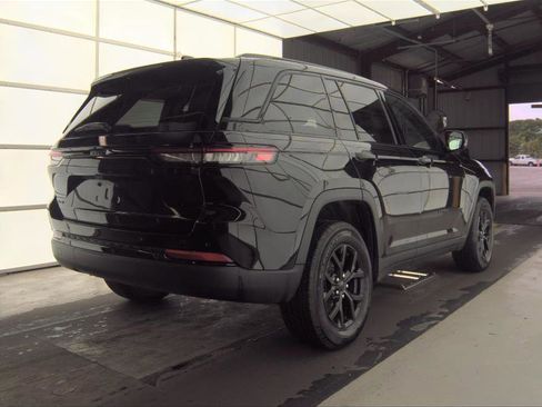 Used 2025 Jeep Grand Cherokee Altitude image 11