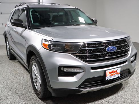 Used 2021 Ford Explorer XLT w/ Equipment Group 202A image 5