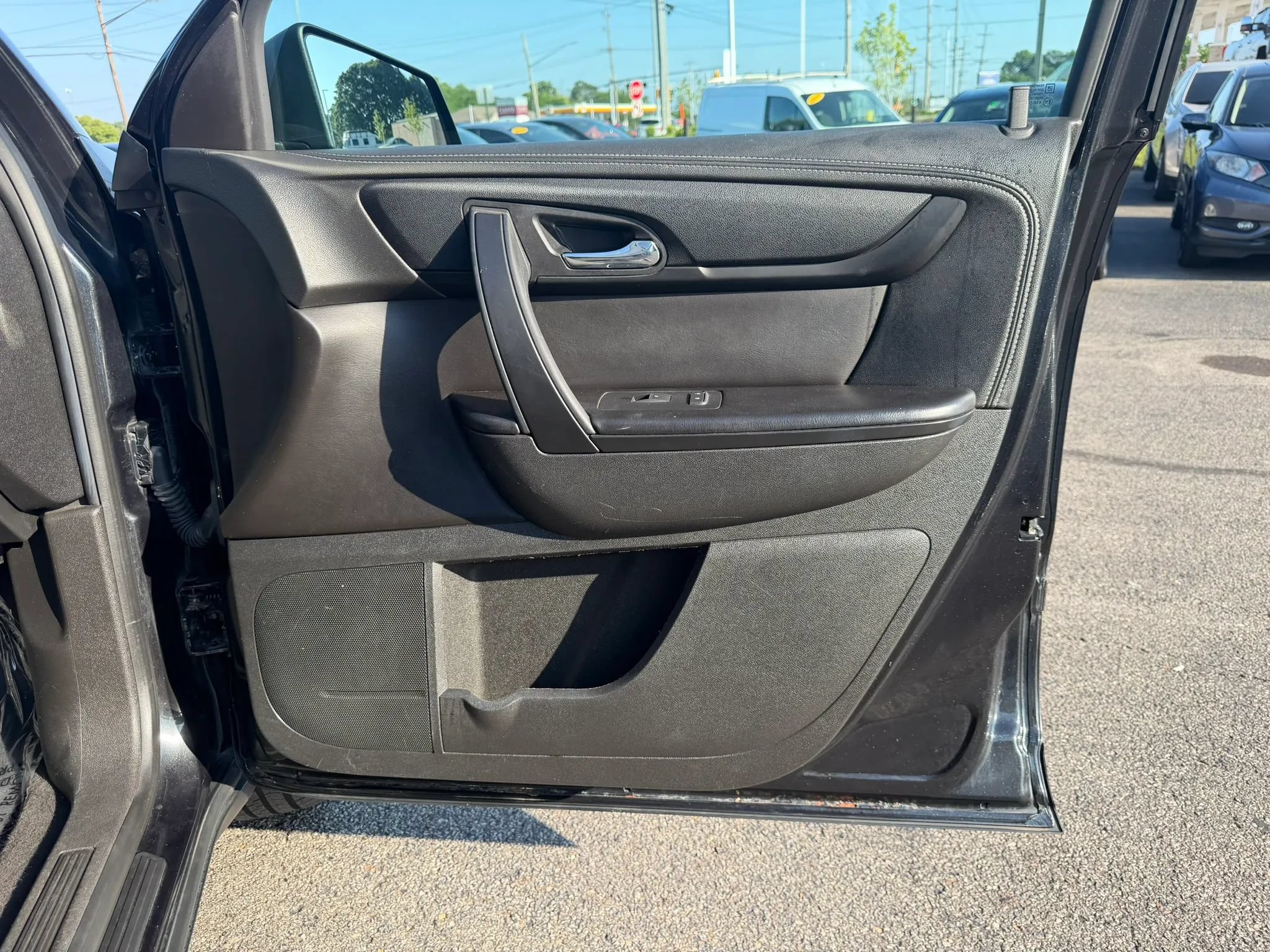 Used 2015 GMC Acadia SLE FWD image 26