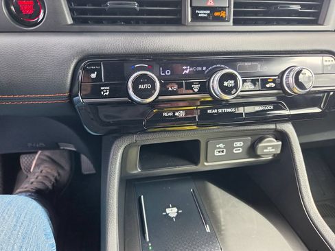 Used 2025 Honda Pilot TrailSport image 36