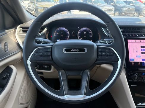 Used 2025 Jeep Grand Cherokee Limited w/ Luxury Tech Group II RWD image 17