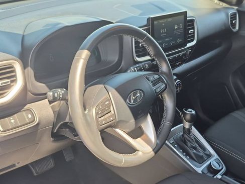 Used 2025 Hyundai Venue SEL FWD image 15