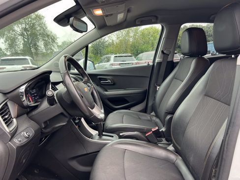 Used 2020 Chevrolet Trax LT w/ LT Convenience Package AWD/4WD image 3