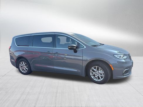 Used 2025 Chrysler Pacifica Select FWD image 3