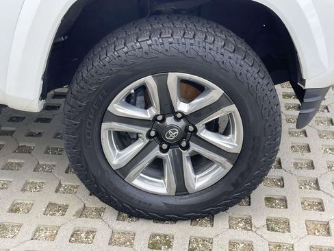 Used 2019 Toyota Tacoma Limited image 9