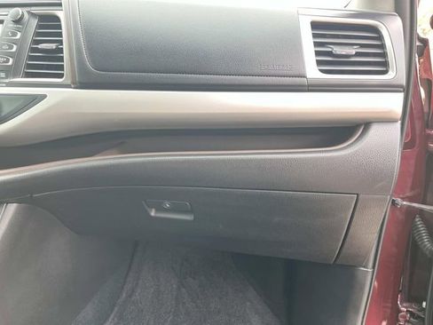 Used 2019 Toyota Highlander XLE w/ Carpet Mat Package (TMS) image 28