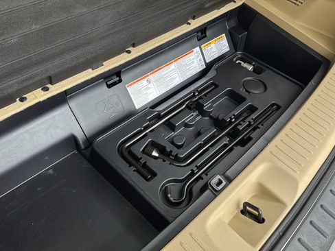 Used 2019 Toyota Highlander XLE FWD image 38