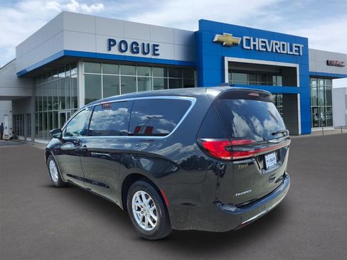 Used 2023 Chrysler Pacifica Touring FWD image 3