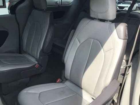Used 2017 Chrysler Pacifica Touring-L FWD image 41