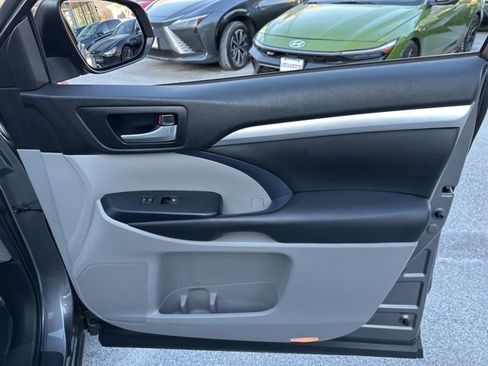 Used 2017 Toyota Highlander XLE image 33